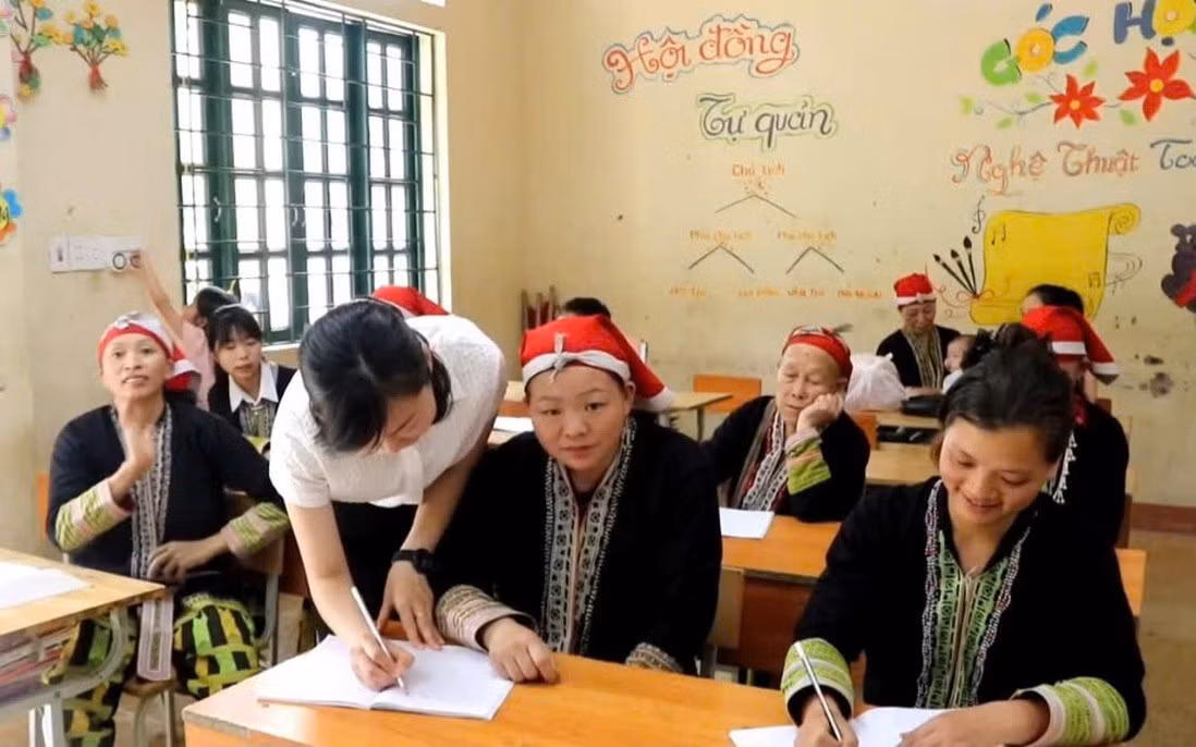 Một lớp học xóa mù chữ dành cho phụ nữ người Dao đỏ ở Lào Cai.