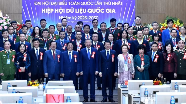 Tổng Bí thư Tô Lâm và Thủ tướng Phạm Minh Chính chụp ảnh lưu niệm cùng các đại biểu.
