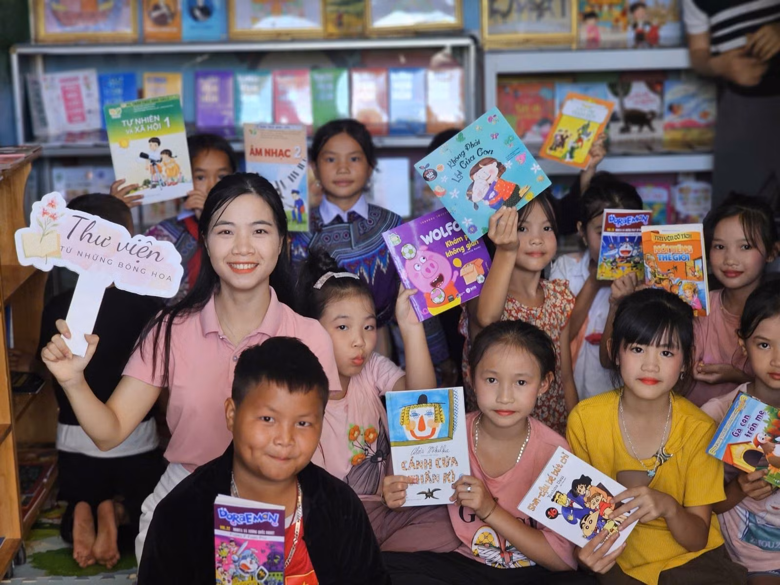 Chị Nguyễn Thị Hiền, trưởng nhóm thực hiện dự án “Thư viện từ những bông hoa”.