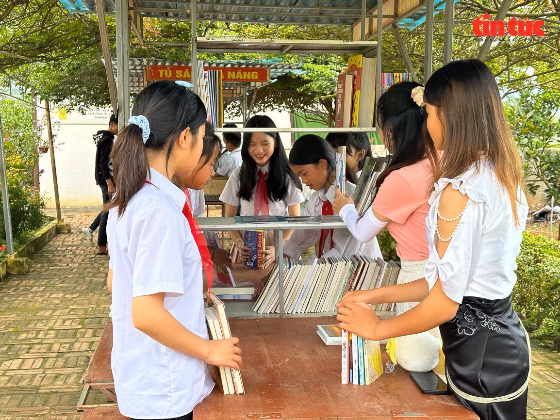 Những cuốn sách được trao tận tay các bạn học sinh.