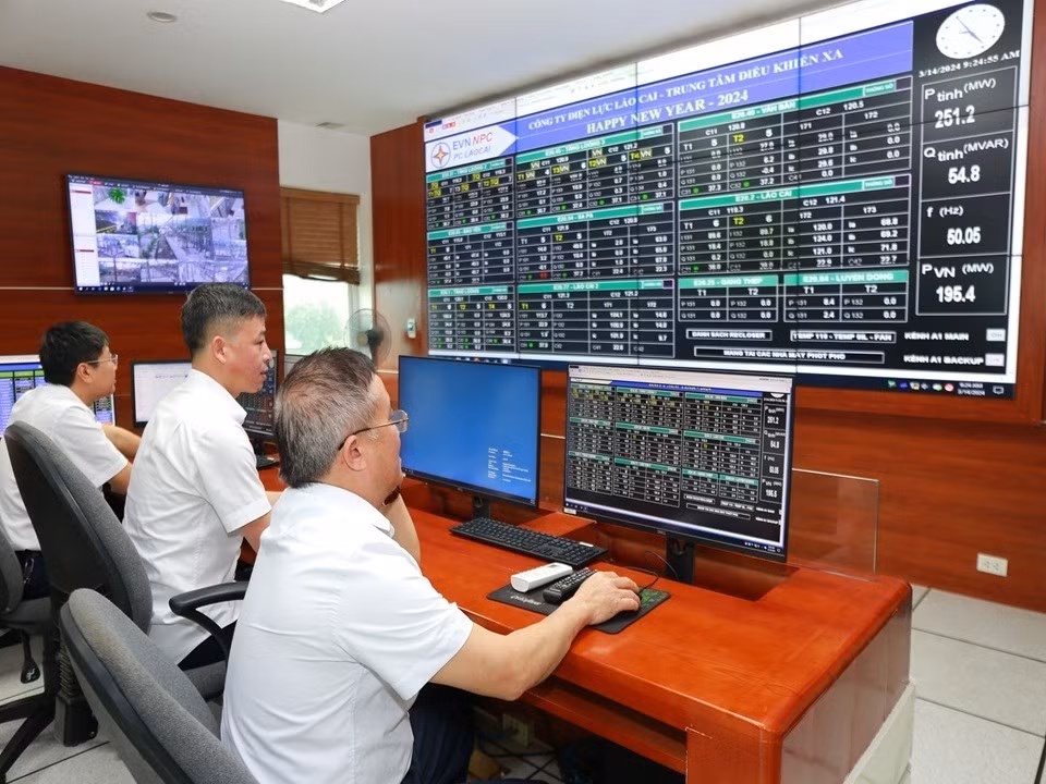 Các thông số vận hành của các trạm biến áp được truyền về Trung tâm điều khiển xa.
