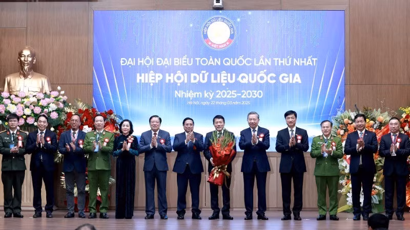 Tổng Bí thư Tô Lâm và Thủ tướng Phạm Minh Chính chúc mừng Ban Thường vụ Hiệp hội Dữ liệu quốc gia nhiệm kỳ 2025-2030.