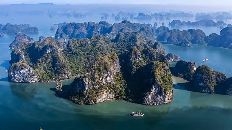 Vẻ đẹp cuốn hút của Vịnh Hạ Long.