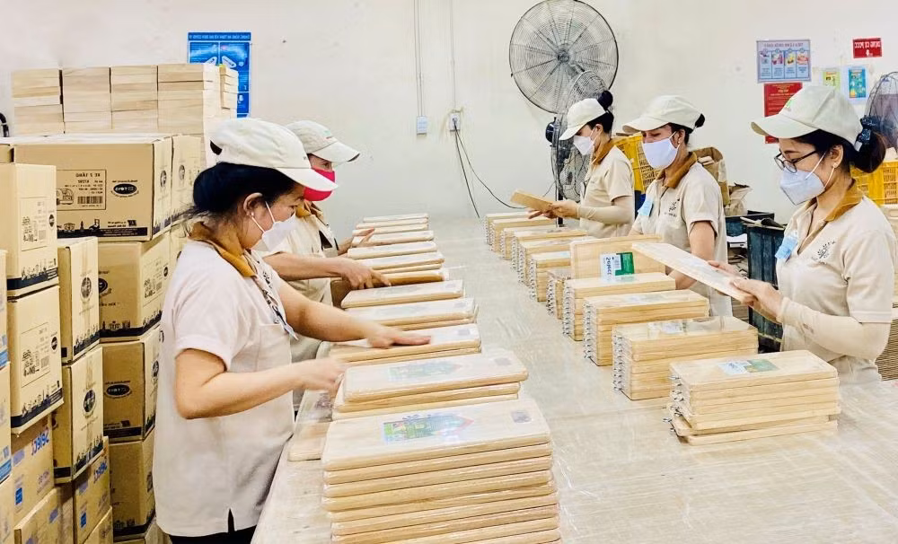 Hoạt động sản xuất tại Công ty Cổ phần Chế biến gỗ Đức Thành.