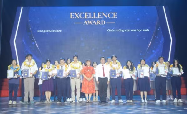Lãnh đạo Sở GD&amp;ĐT TP Hồ Chí Minh và EMG Education trao chứng chỉ cho các em có điểm số cao.