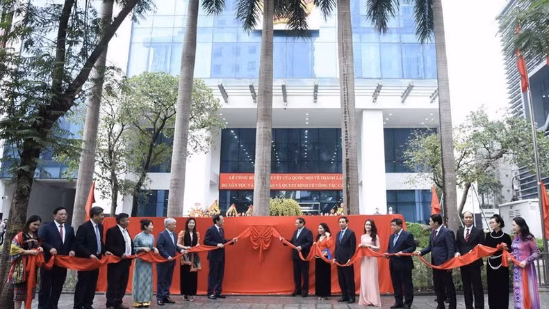 Thủ tướng Phạm Minh Chính và các đồng chí lãnh đạo thực hiện nghi thức gắn biển tên Bộ Dân tộc và Tôn giáo.