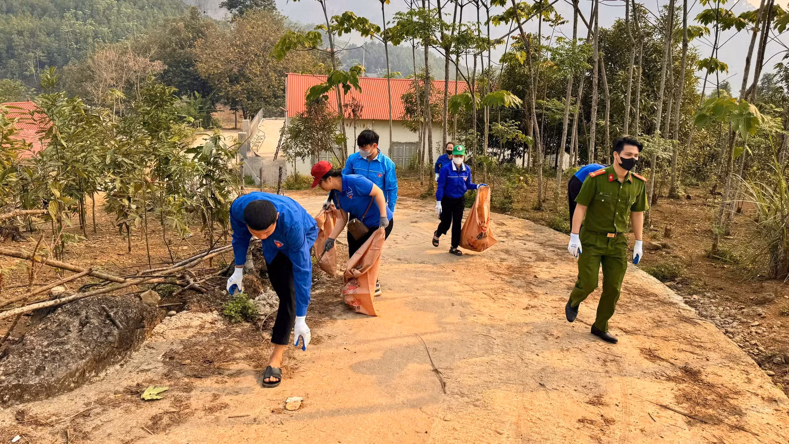 ve-sinh-moi-truong-thu-gom-rac-thai-tuyen-duong-giao-thong-nong-thon.jpg