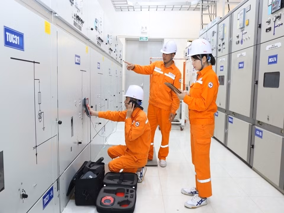 Công nhân Xí nghiệp lưới điện cao thế đang đo phóng điện cục bộ tại TBA 110kV Lào Cai.