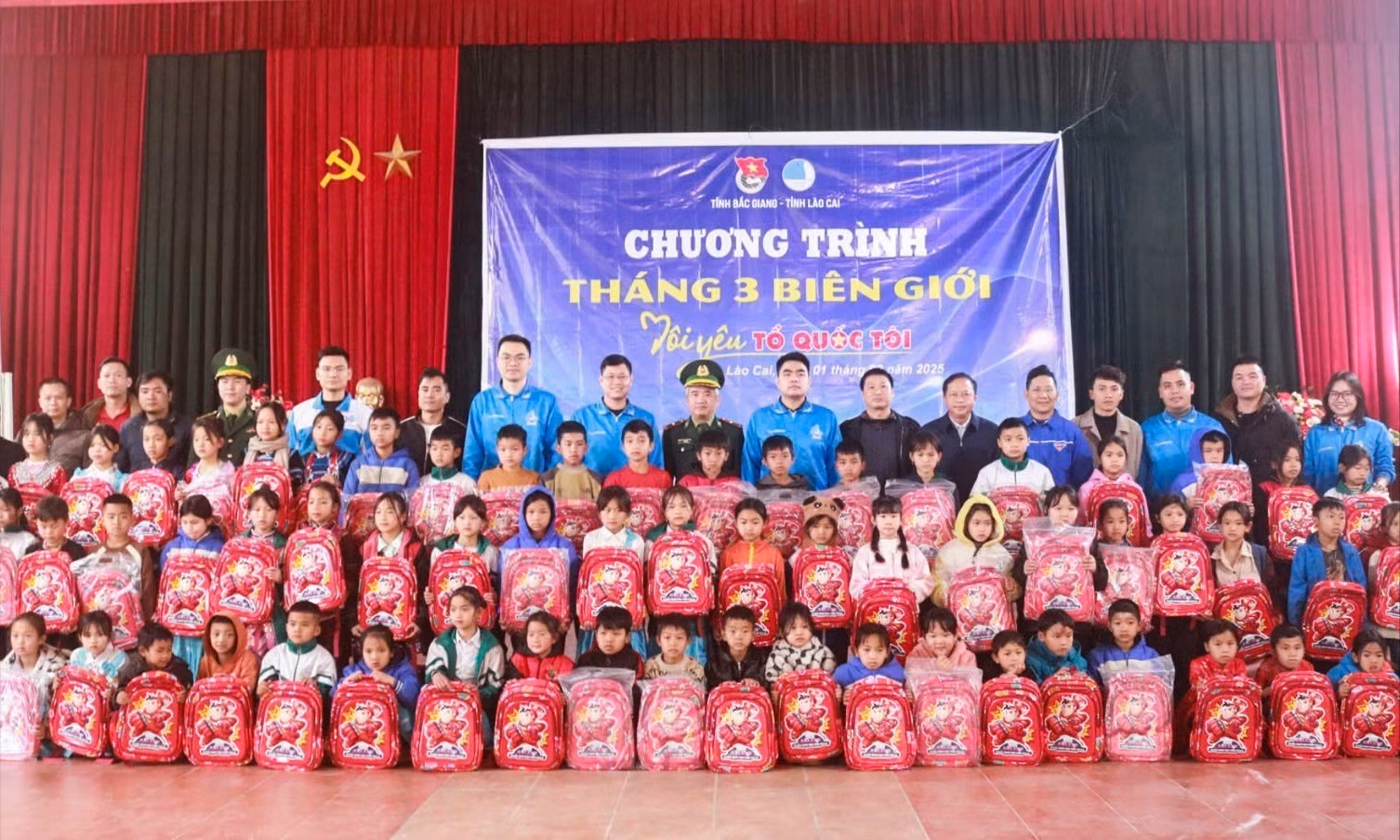 Trao quà cho các em học sinh Trường PTDT bán trú TH xã Y Tý.