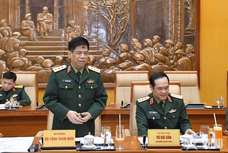 Thượng tướng Nguyễn Văn Nghĩa, Phó tổng Tham mưu trưởng QĐND Việt Nam báo cáo, làm rõ một số nội dung trong dự thảo Đề án.