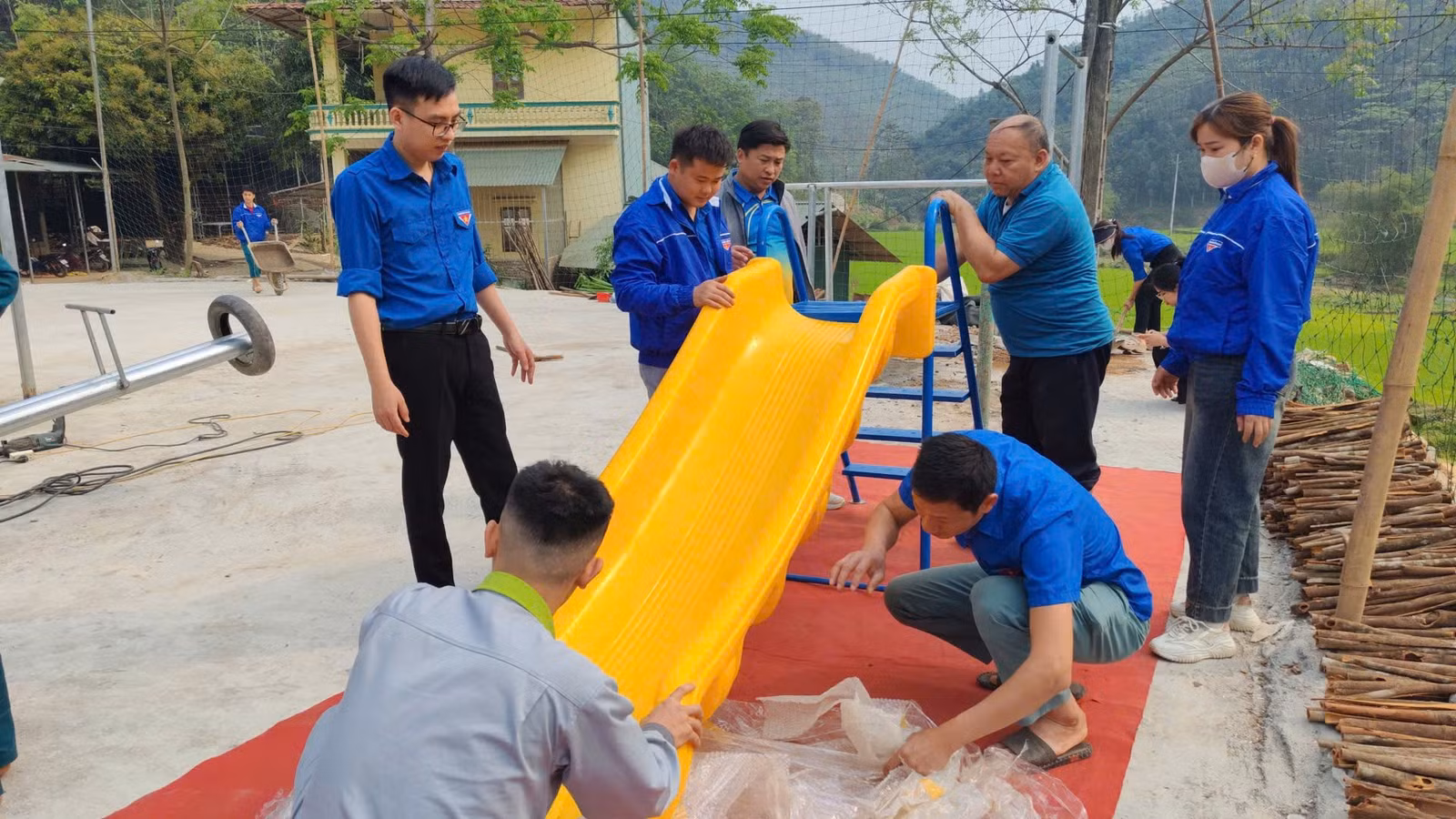 lap-dat-dung-cu-vui-choi-ngoai-troi-dap-ung-nhu-cau-vui-choi-giai-tri-cho-cac-em-thieu-nhi-xa-phuc-khanh.jpg