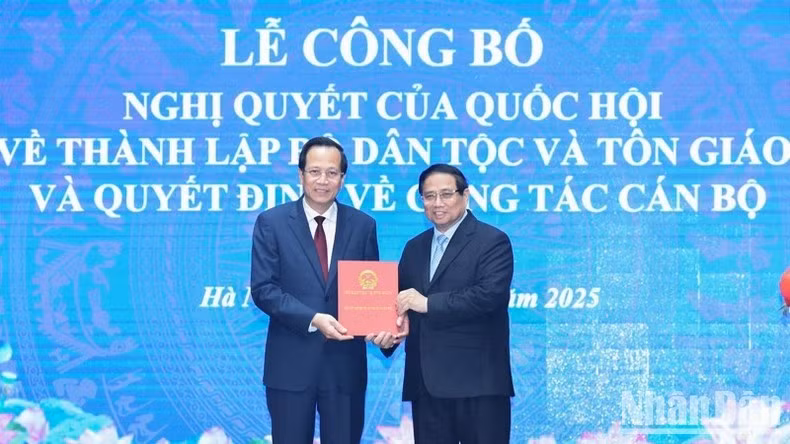 Thủ tướng Phạm Minh Chính trao Quyết định của Chủ tịch nước phê chuẩn việc bổ nhiệm cho Bộ trưởng Dân tộc và Tôn giáo Đào Ngọc Dung.