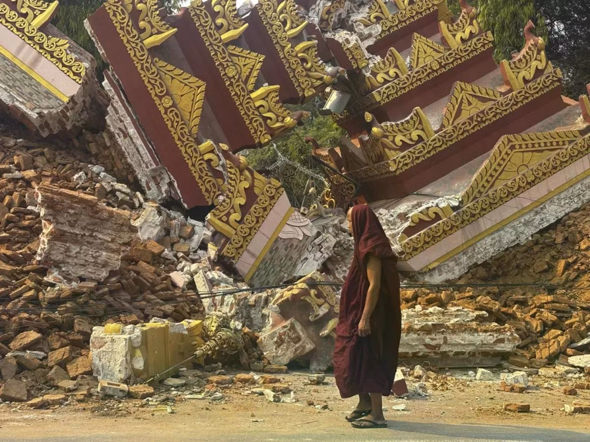 Một ngôi chùa ở Mandalay, Myanmar bị đổ sập hoàn toàn.
