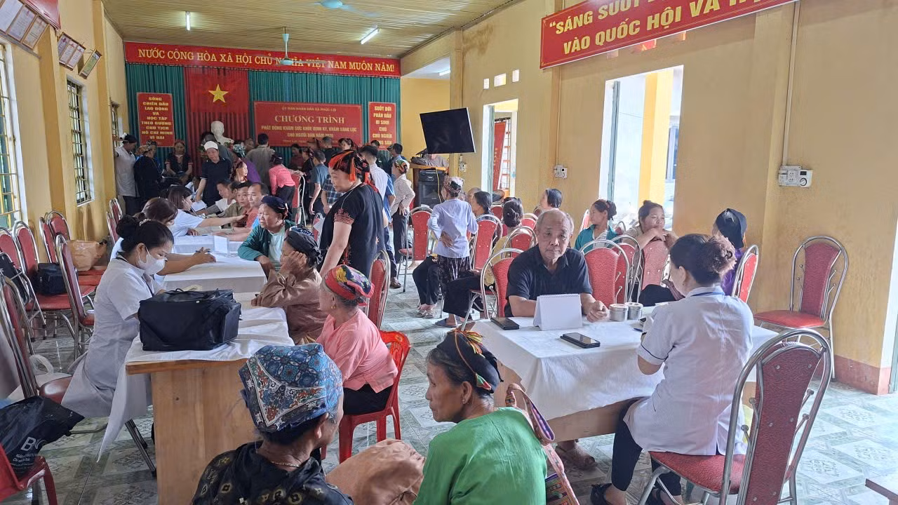 ngay-sau-le-phat-dong-nguoi-dan-thon-1-thuong-da-duoc-cac-y-bac-sy-tham-kham.jpg