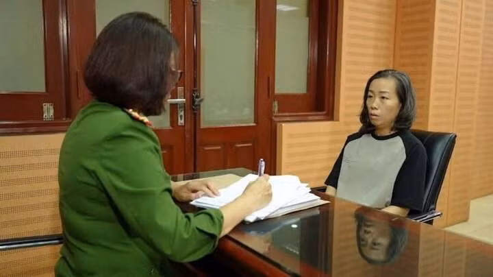 Trang Tuyết Ngọc tại cơ quan công an.