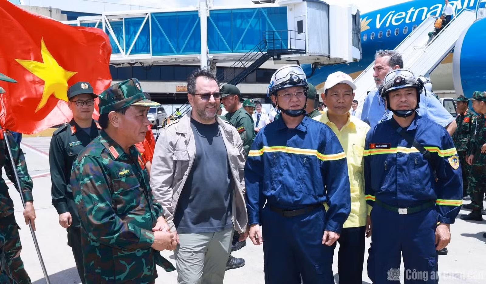 Thiếu tướng Phạm Văn Tỵ khẳng định: việc Việt Nam cử lực lượng sang tham gia khắc phục hậu quả động đất không chỉ là thực hiện nghĩa vụ nhân đạo quốc tế mà còn thể hiện tình cảm của Việt Nam dành cho Venezuela.