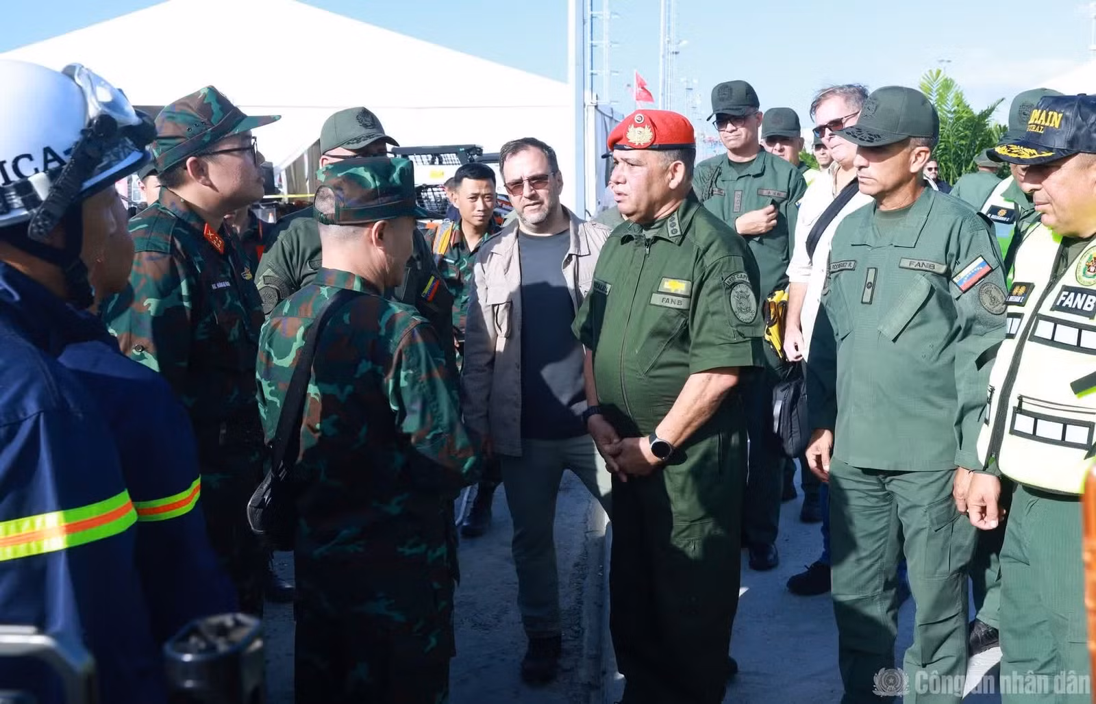 Thiếu tướng Gustavo González López bày tỏ sự cảm kích trước tinh thần trách nhiệm, tính chuyên nghiệp và sự nỗ lực của lực lượng cứu hộ Việt Nam.