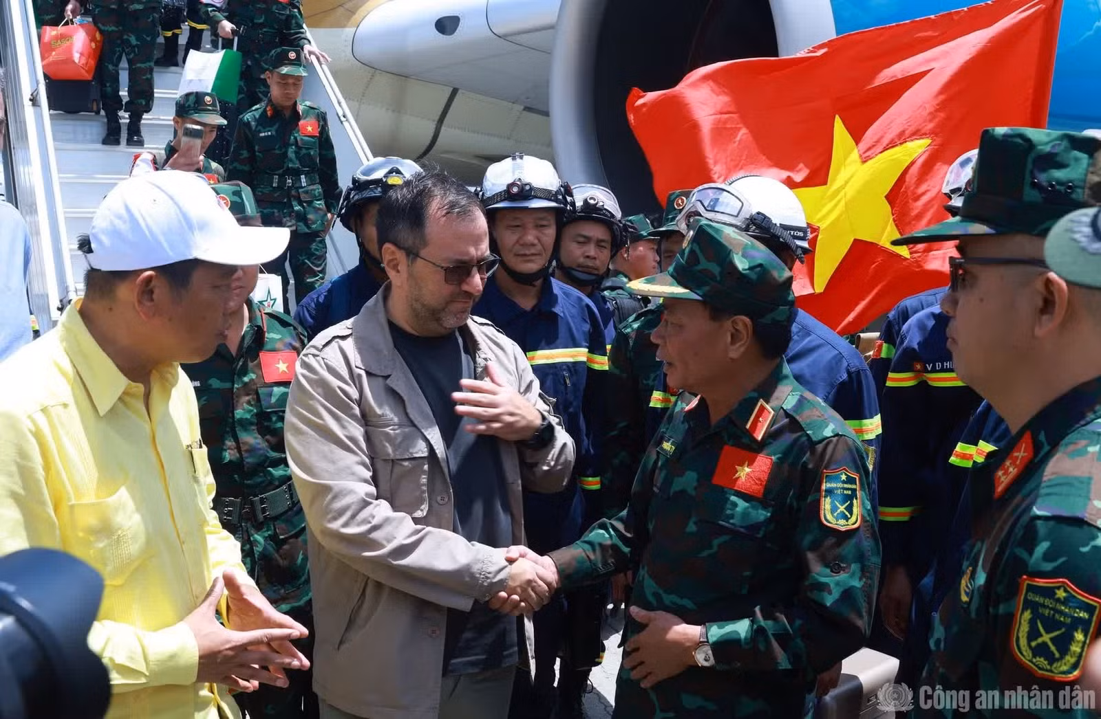 Ngoại trưởng Yván Gil Pinto gửi lời cảm ơn chân thành nhất tới Đảng, Nhà nước và nhân dân Việt Nam đã cử đoàn sang tham gia khắc phục hậu quả động đất.