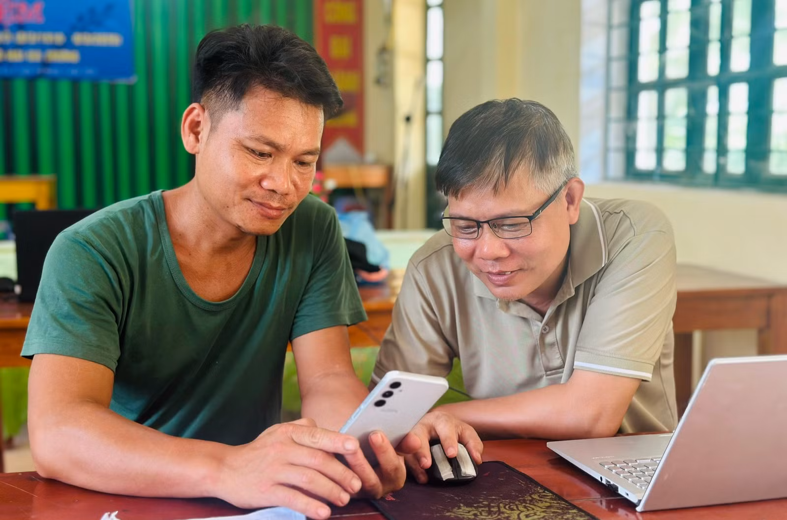 3-truong-thon-luong-van-nghi-ao-xanh-chia-se-thong-tin-hinh-anh-cuoc-dien-thoai-duoc-chup-lai-giua-doi-tuong-lua-dao-voi-chi-x-7069.jpg