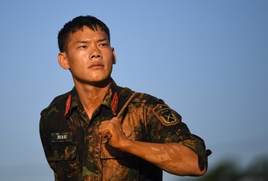 Trung sĩ Sùng A Súa trong những ngày cùng đồng đội khắc phục hậu quả cơn bão số 3 (tháng 9-2024) tại huyện Hạ Hòa, tỉnh Phú Thọ.