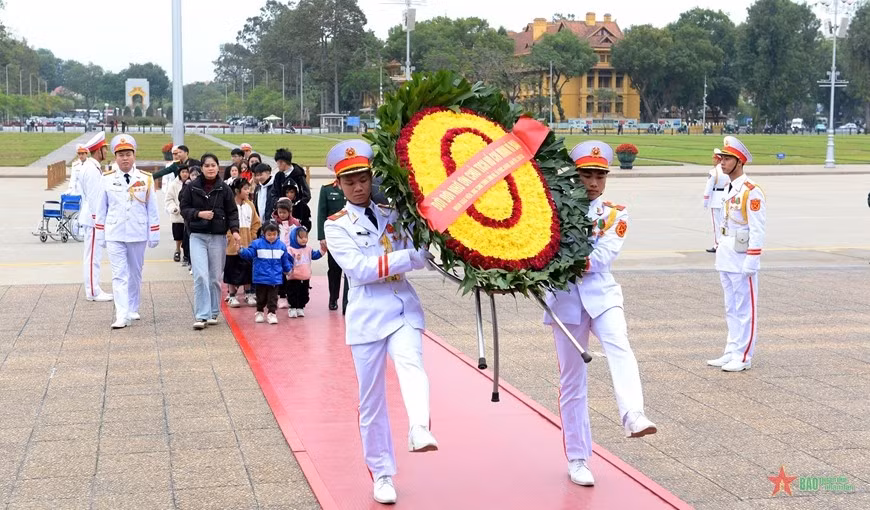 Đoàn giáo viên, học sinh vào Lăng viếng Bác.