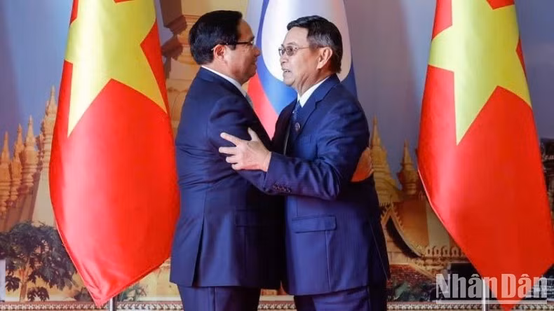 Thủ tướng Phạm Minh Chính với Chủ tịch Quốc hội Lào Saysomphone Phomvihane.