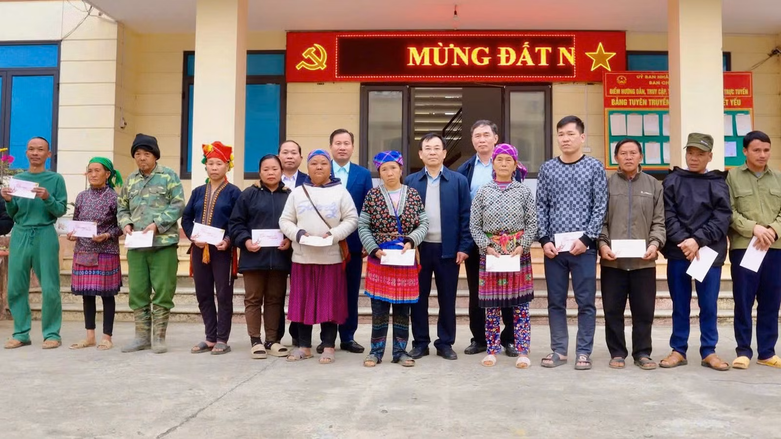 2-dong-chi-pham-toan-thang-uy-vien-ban-thuong-vu-truong-ban-to-chuc-tinh-tang-cac-suat-qua-tet-cho-cac-ho-ngheo-can-ngheo-xa-son-thuy-huyen-van-ban.jpg