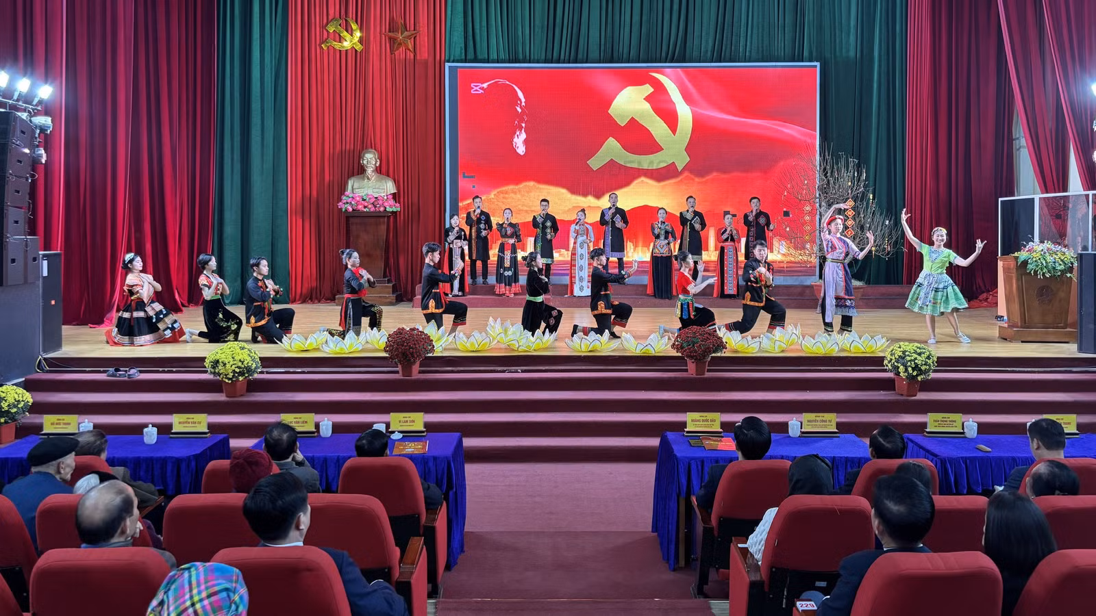 van-nghe-chao-mung.jpg