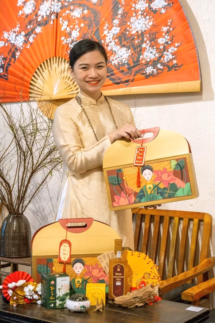 Chị Nguyễn Thị Huyền Trang kết hợp nhiều sản phẩm OCOP vào bộ quà tết