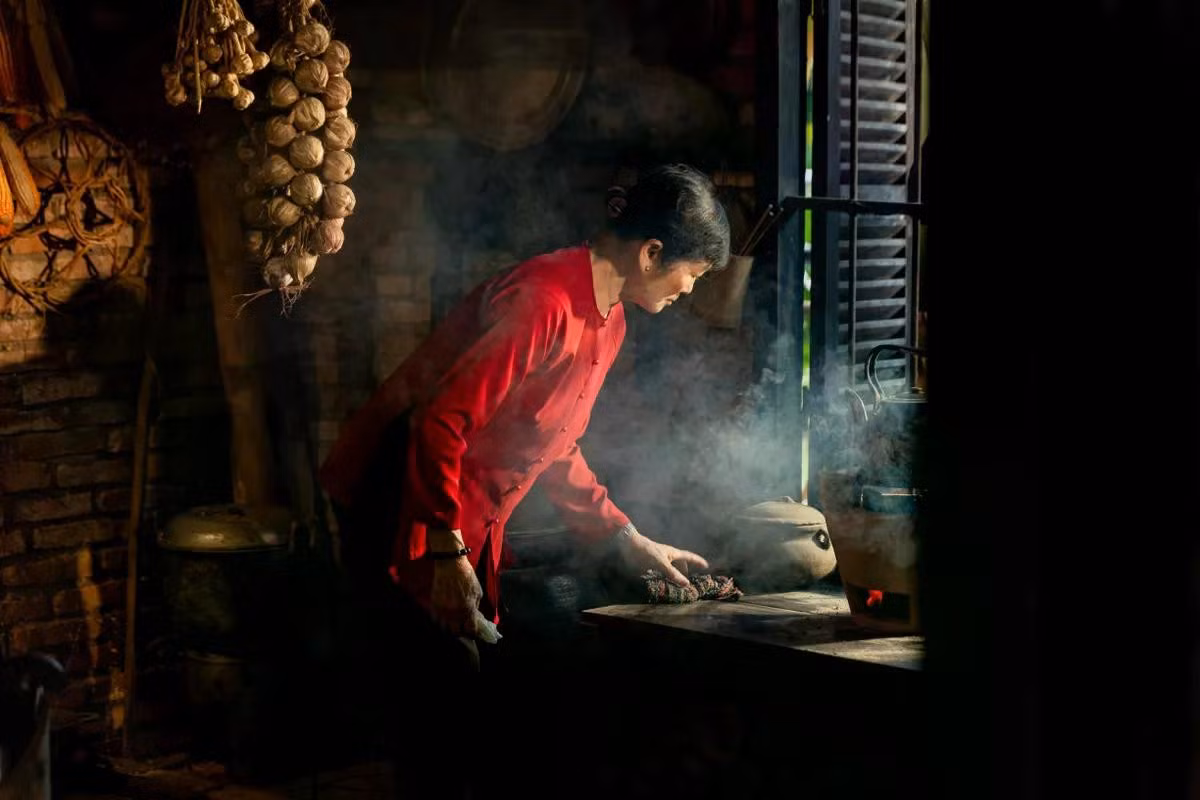 Lau dọn bàn bếp sau khi thay bếp lò.