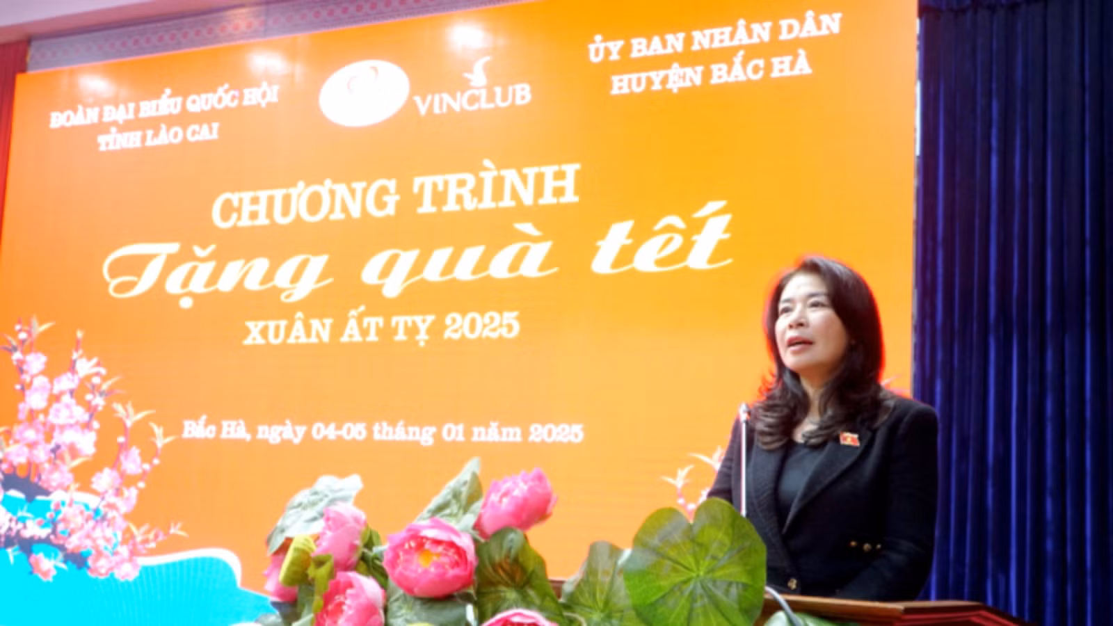 Bà Lê Thu Hà chúc bà con sớm ổn định cuộc sống, đón tết Ất Tỵ vui tươi, hạnh phúc.