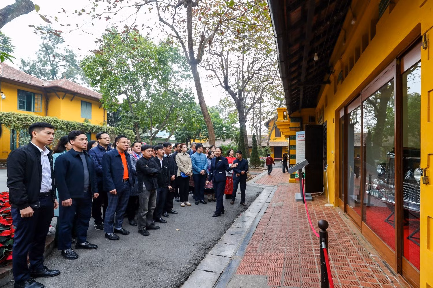 Đoàn đại biểu nghe hướng dẫn viên kể về cuộc đời và những kỷ vật của Bác Hồ.