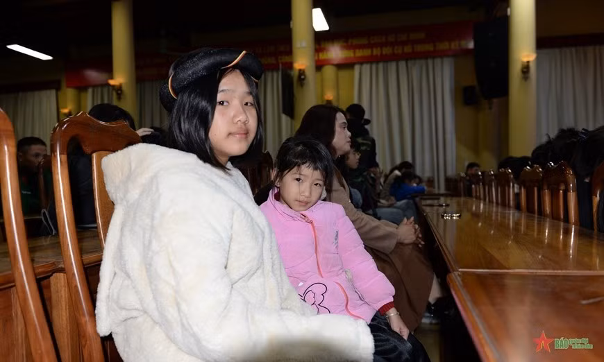 Em Hoàng Thị Hồng Nhung và bé Nguyễn Thị Tuynh (bị thương trong trận sạt lở và được điều trị lành bệnh) lần đầu về thăm Lăng Bác.