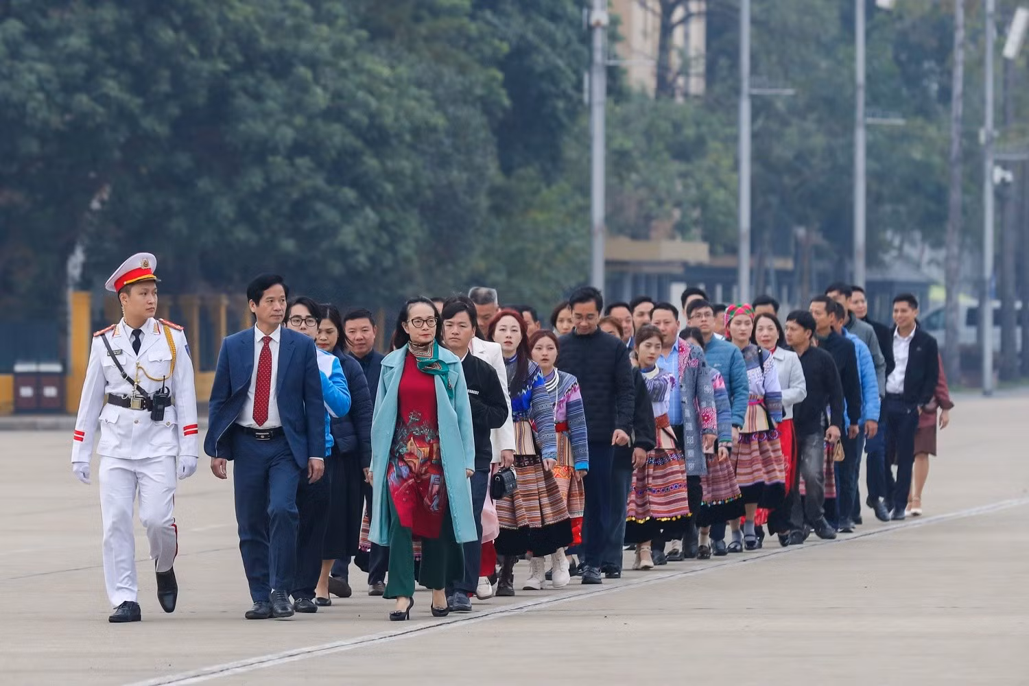 Đại diện người dân thôn Kho Vàng, xã Cốc Lầu xúc động khi được vào Lăng viếng Chủ tịch Hồ Chí Minh.