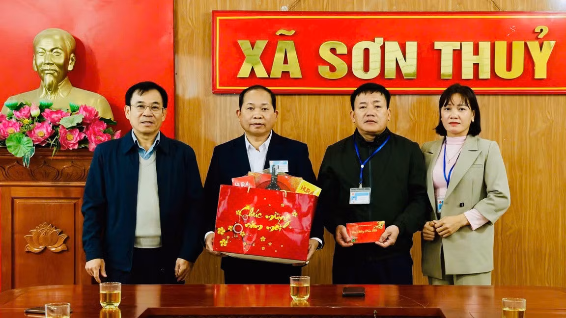 dong-chi-pham-toan-thang-uy-vien-ban-thuong-vu-truong-ban-to-chuc-tinh-da-trao-qua-tet-cua-tinh-uy-hdnd-ubnd-tinh-cho-chinh-quyen-xa-son-thuy.jpg
