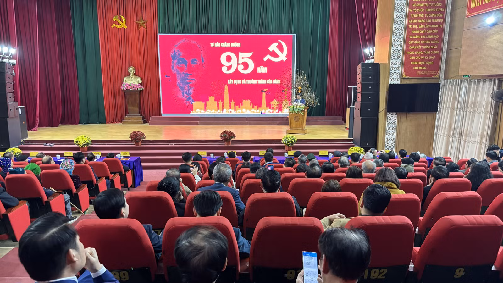quang-canh-buoi-gap-mat.jpg