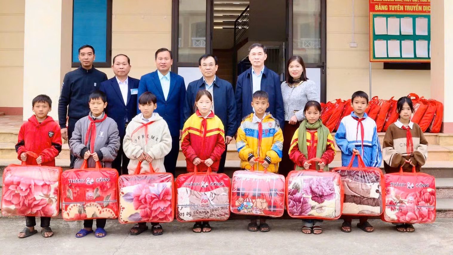 3-dong-chi-pham-toan-thang-uy-vien-ban-thuong-vu-truong-ban-to-chuc-tinh-tang-tang-30-chan-am-cho-cac-em-hoc-sinh-truong-ptdt-ban-tru-thcs-son-thuy-xa-son-thuy-huyen-van-ban.jpg