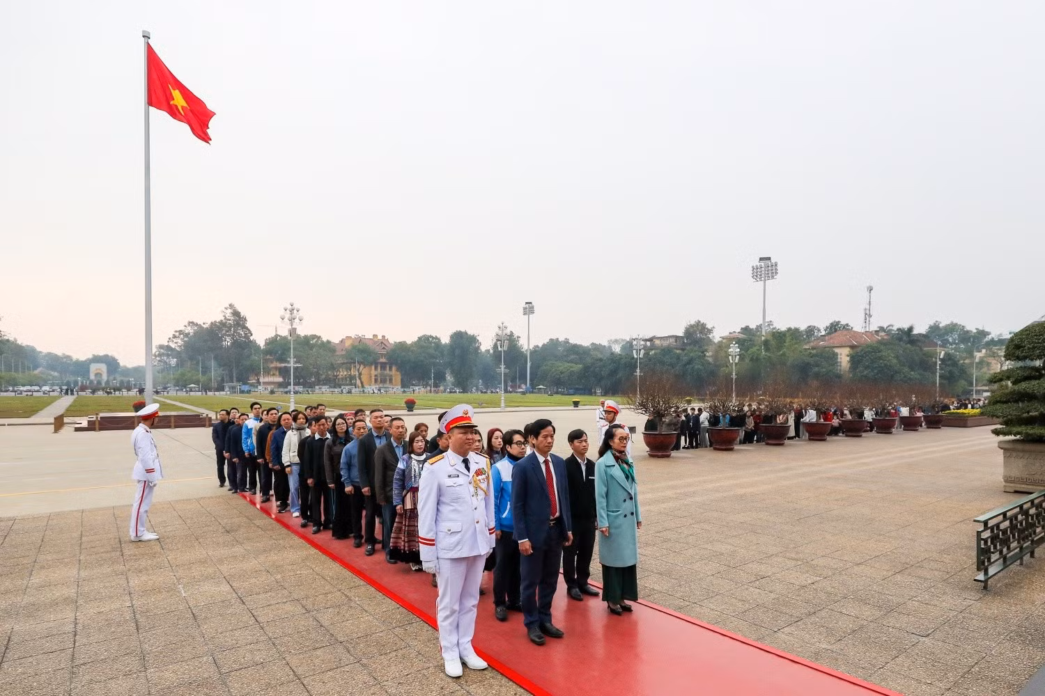 Đoàn nghiêm trang xếp hàng vào Lăng viếng Bác.