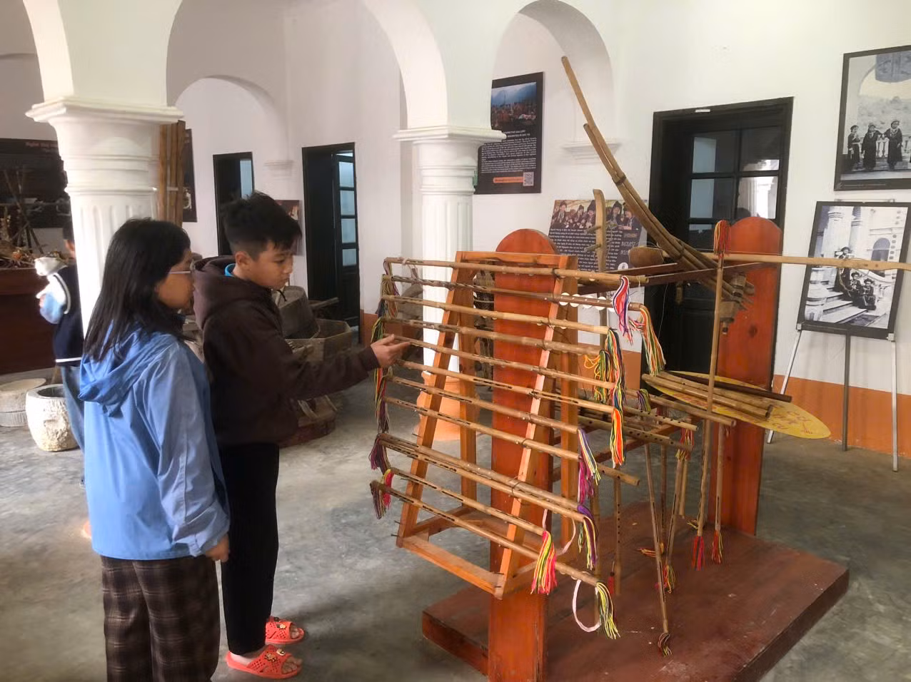 Phòng trưng bày các nhạc cụ dân tộc trong Dinh thự Hoàng A Tưởng.