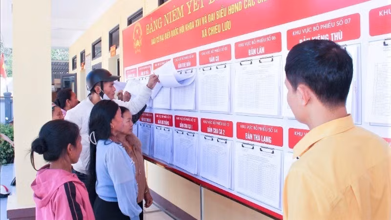 Cử tri xã Chiêu Lưu, tỉnh Nghệ An xem danh sách cử tri được niêm yết tại trụ sở xã.