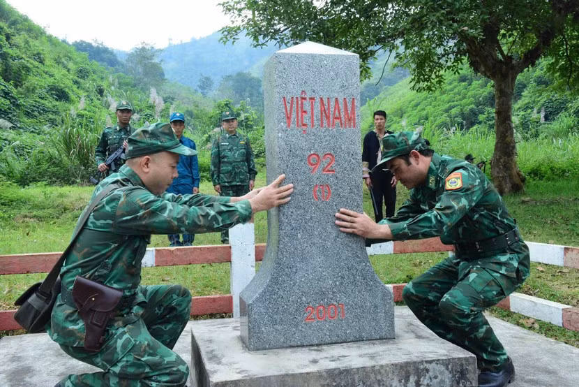 Cán bộ, chiến sĩ Đồn Biên phòng A Mú Sung kiểm tra hiện trạng cột mốc biên giới.