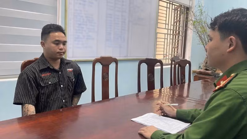 Đối tượng giả danh công an để thực hiện lừa đảo (mặc áo đen) đã bị bắt.