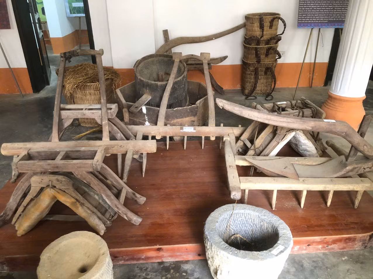Các nông cụ phục vụ sản xuất được trưng bày tại Dinh thự Hoàng A Tưởng.