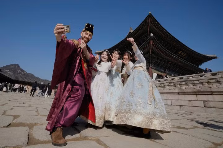 Người dân Hàn Quốc mặc trang phục "Hanbok" truyền thống chụp ảnh kỷ niệm trước Tết Nguyên đán tại Cung điện Gyeongbok, cung điện hoàng gia chính thời Joseon.