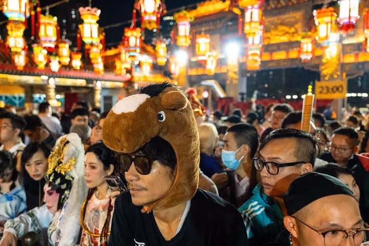 Người Hong Kong, Trung Quốc đổ ra đường để chào đón năm mới với nhiều hoạt động diễn ra trên khắp các tuyến phố.