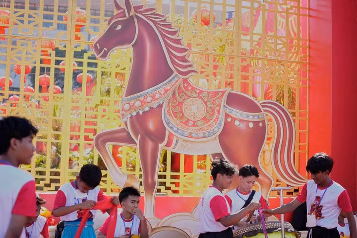 Nhóm nghệ sỹ người Hoa địa phương tập trung biểu diễn trong lễ kỷ niệm Tết Nguyên đán Bính Ngọ tại sân vận động Thuwunna, Myanmar.