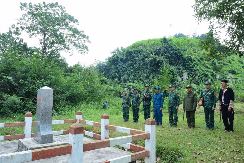 Đội tuần tra Đồn Biên phòng A Mú Sung thực hiện nghi thức chào cột mốc 92 - nơi ghi dấu điểm khởi đầu của dòng sông Hồng chảy vào đất Việt.