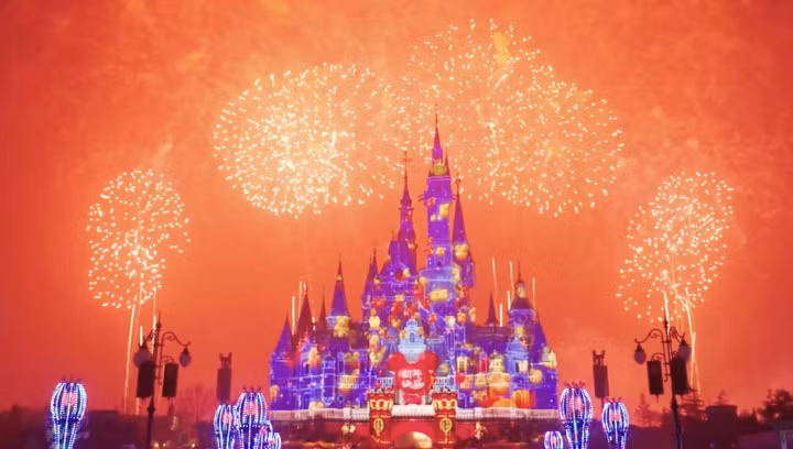 Disneyland Thượng Hải (Trung Quốc) chào đón năm mới 2026 bằng màn trình diễn pháo hoa đầy ấn tượng.