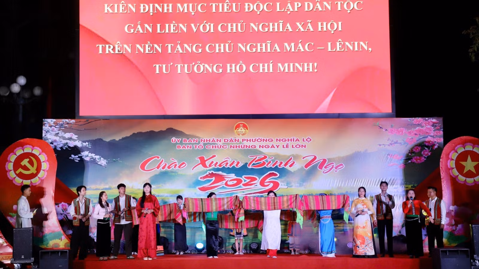 Biểu diễn văn nghệ tại chương trình.