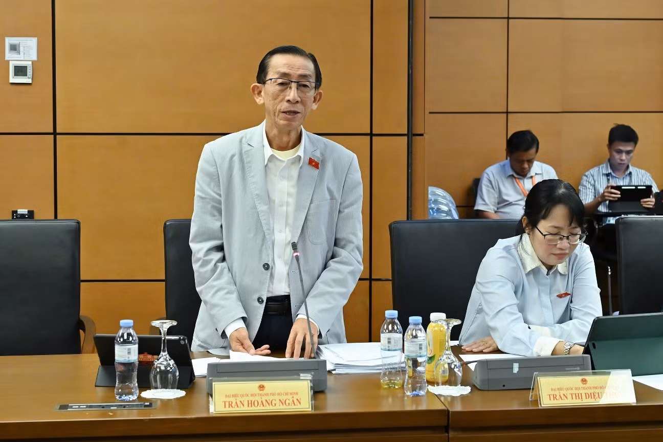 Đại biểu Trần Hoàng Ngân thảo luận tại tổ.